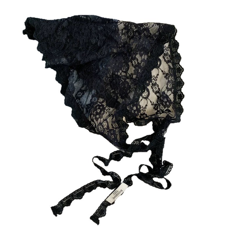 The dress is adorned with a beige lace triangular scarf at the waist. The headscarf is paired with a skirt strap and a silk scarf is tied around the waist Item Picture