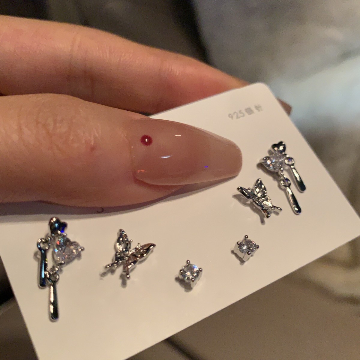 Sweet and cool liquid metal butterfly earrings for women, simple and elegant with diamond-encrusted stud earrings, a set of elegant earrings Specification drawing