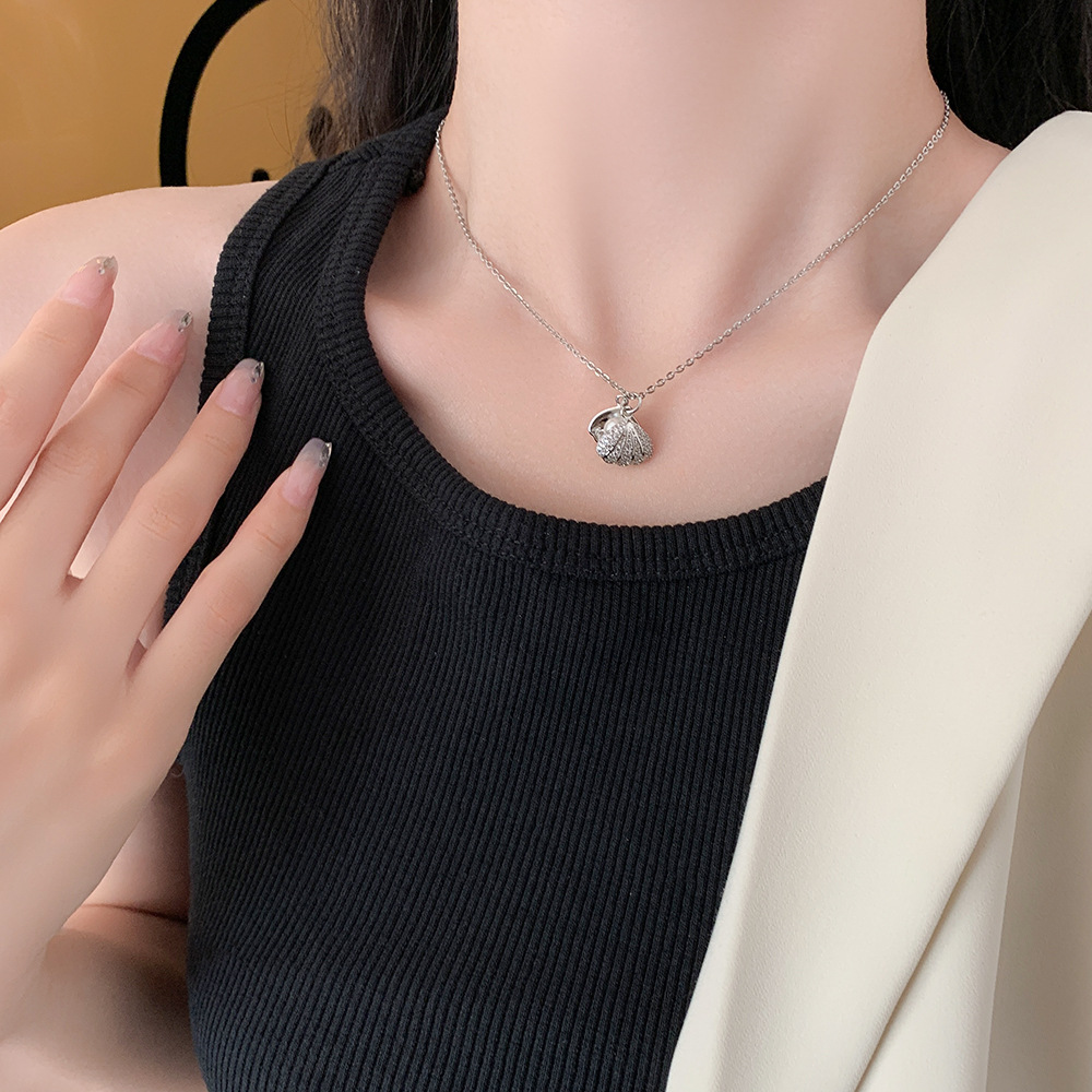 Ins-style Korean version new pearl shell necklace, women's niche design sense, Internet celebrity collarbone chain, simple titanium steel jewelry details Picture