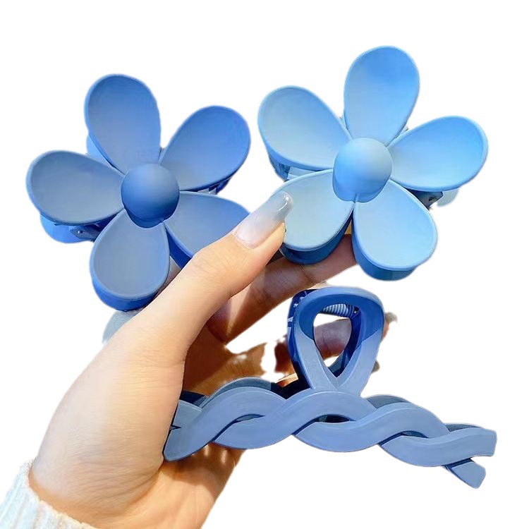 Klein Blue hair clip, a summer Internet celebrity for women, features a shark clip on the back of the head with a high-end look. It is a hair clip and headwear Item Picture