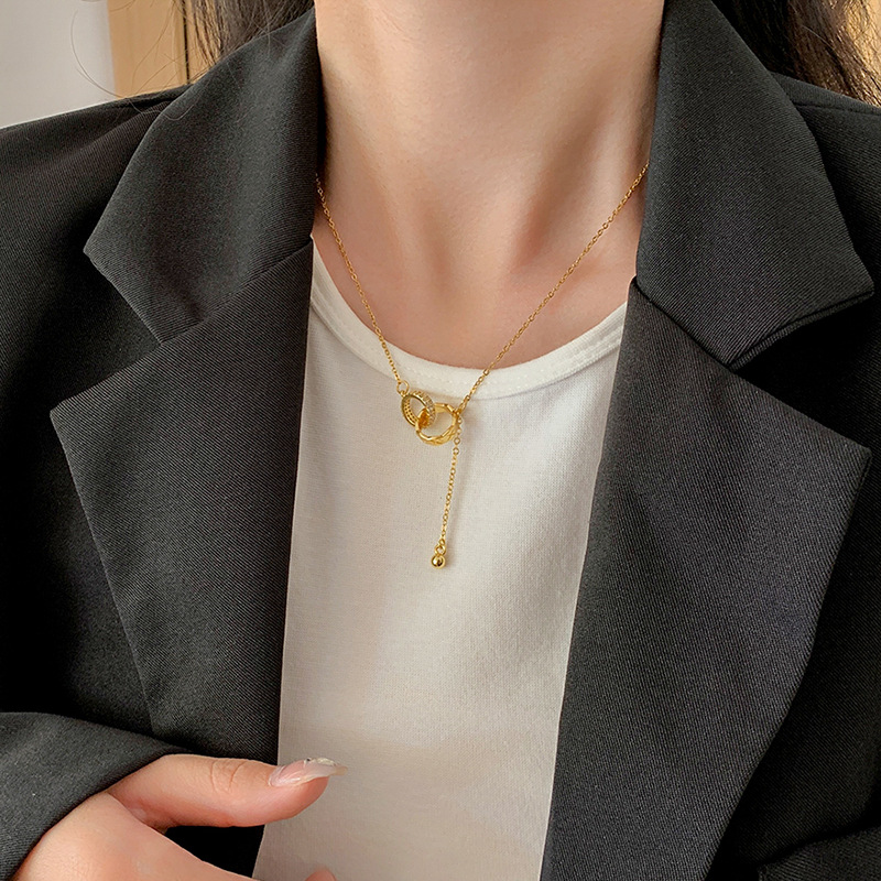 Korean InS-style golden interlocking tassel double-ring necklace, a niche and light luxury design for women, a popular collarbone chain Application Scenario
