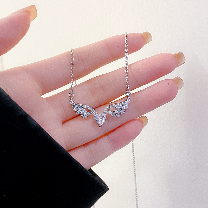 A full-diamond heart-shaped wing necklace for women with a light luxury and niche design sense, a collarbone chain with a slightly inlaid zircon pendant, a high-end accessory details Picture