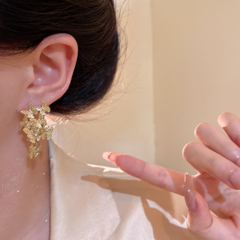 Golden butterfly tassel stud earrings for women, fashionable, light luxury and high-end style earrings, versatile and unique, elegant earrings for women Application Scenario