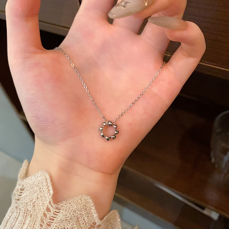Korean-style simple circle flower necklace, light luxury and niche collarbone chain, high-end titanium steel pendant, fashionable and elegant neckchain full figure