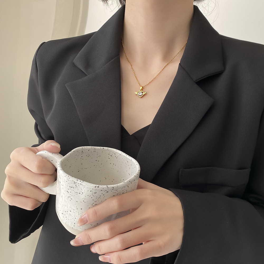 Small wing heart-shaped Zircon necklace for women, exquisite, versatile and fashionable collarbone chain, titanium steel light luxury design accessory wholesale Application Scenario
