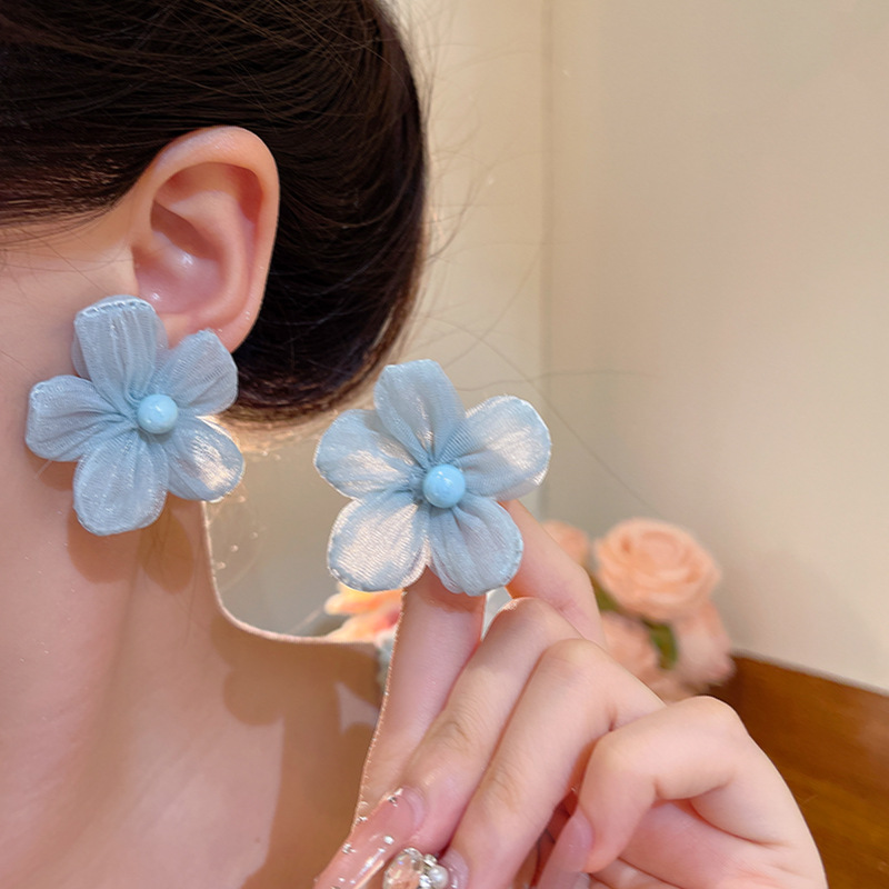 The fabric mesh flower tassel earrings are sweet and fresh, with fashionable and high-end stud earrings. They are versatile and elegant earrings for a young girl Application Scenario