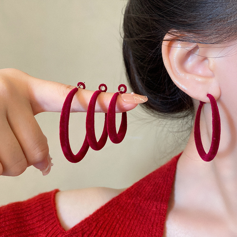 The Ankela red velvet large circle earrings for women's autumn and winter are a unique and exaggerated ear ring. They are versatile and exude a sense of elegance and sophistication details Picture