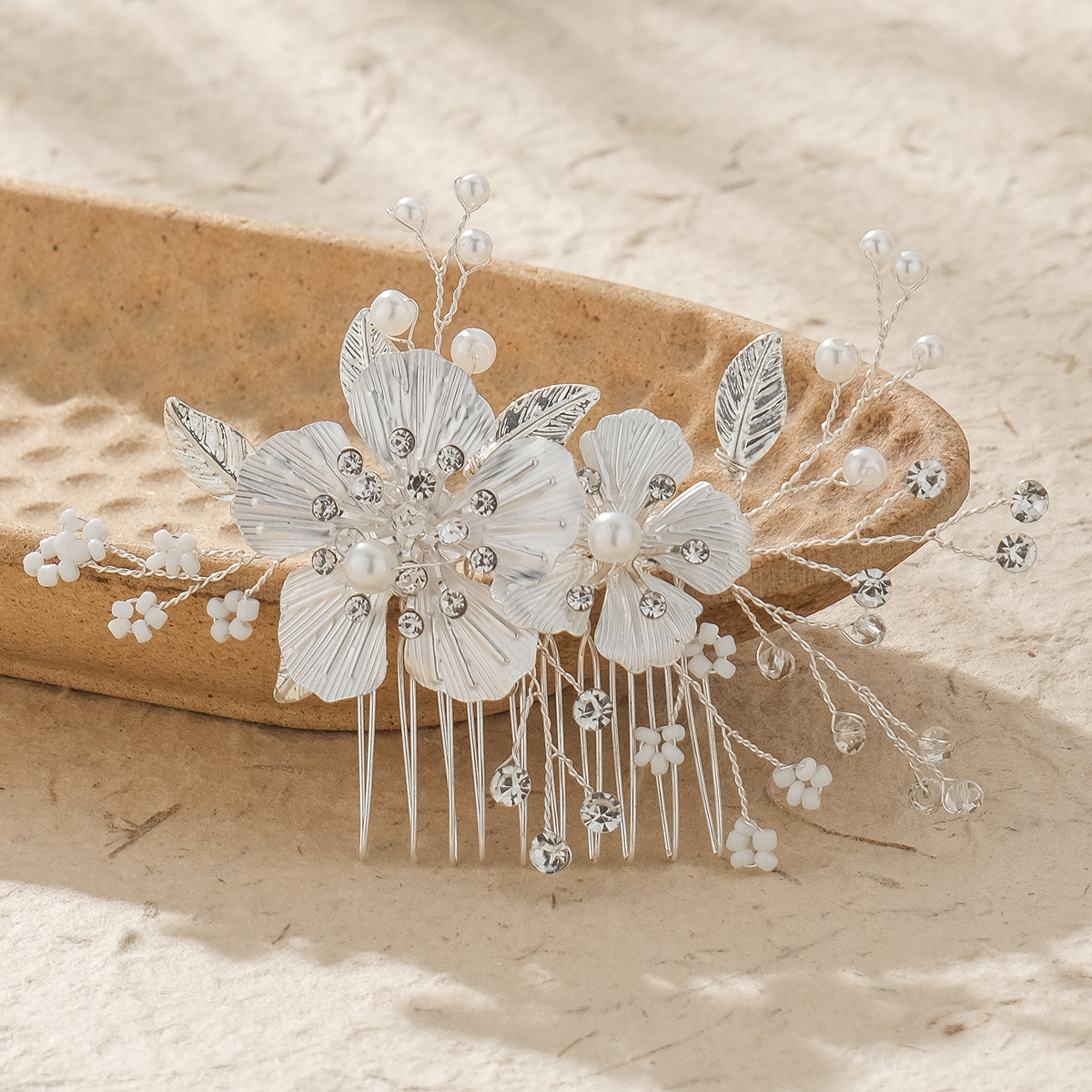 High-end bride's updo hair accessories, retro white flower pearl comb, handcrafted beaded comb, wedding dress headwear Application Scenario