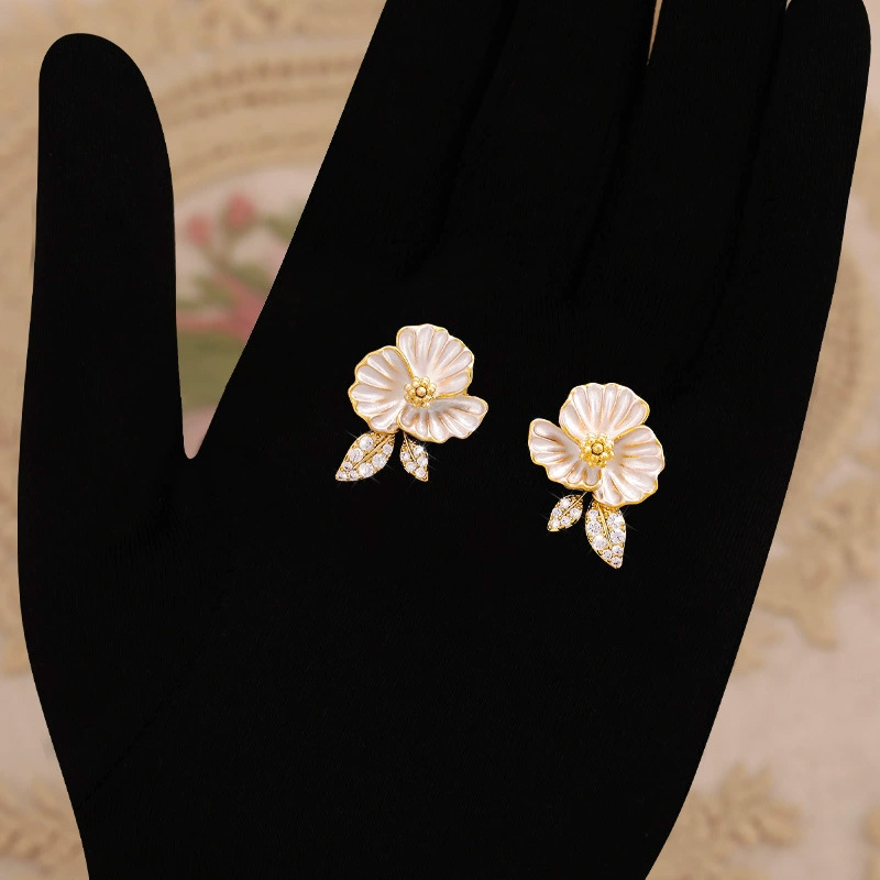 Elegant, retro, and light luxury forest-themed floral stud earrings for women, with a niche design sense, artistic and simple style, and fashionable earrings Specification drawing