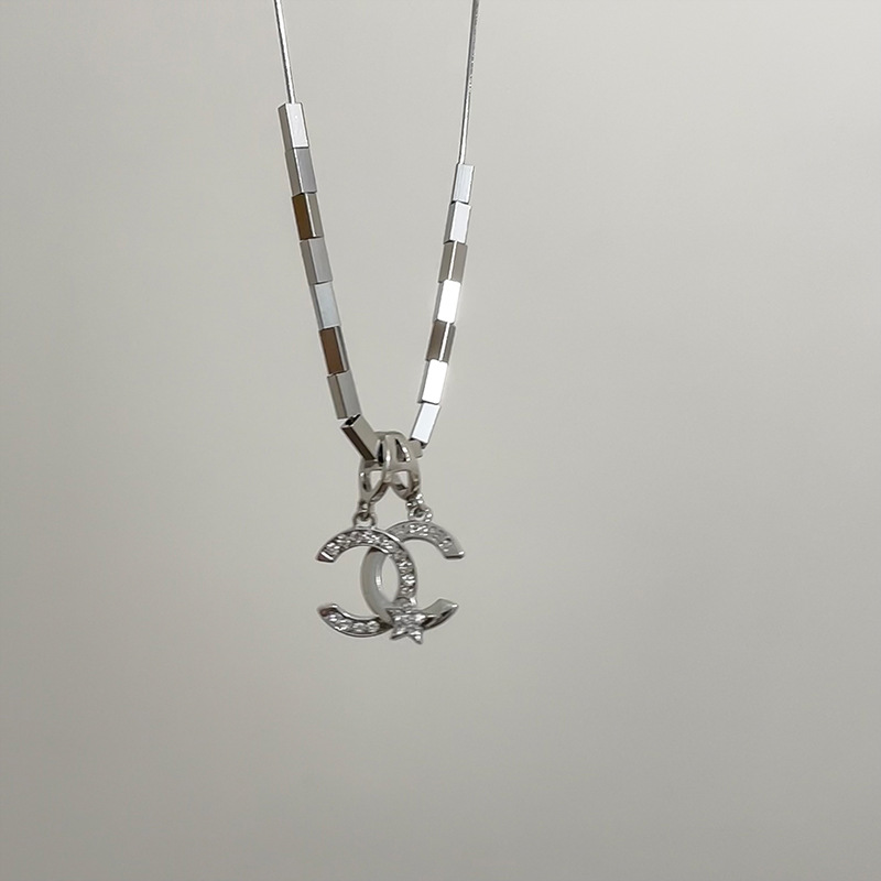 Little Xiangfeng! C-shaped zircon sweater necklace, a light luxury and niche design for women, a high-end hoodie chain, autumn and winter accessories Application Scenario