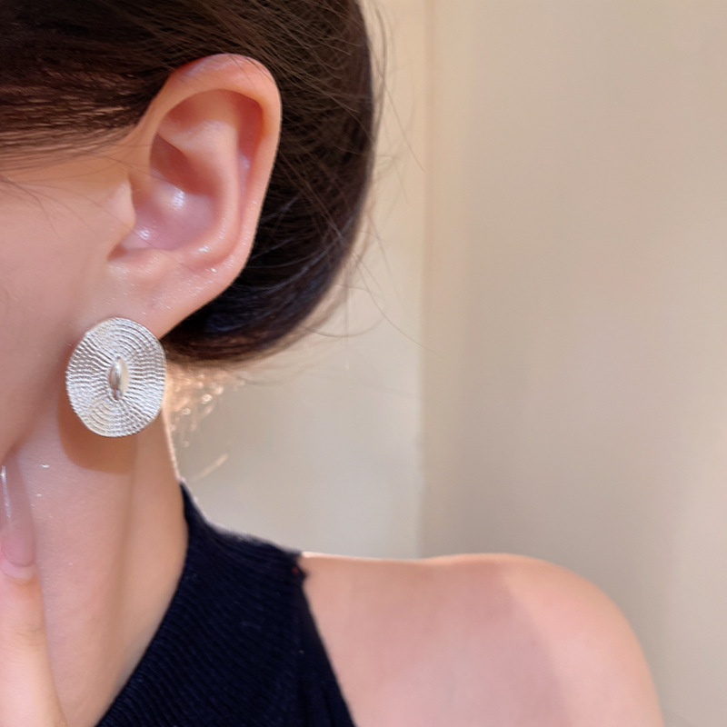 French retro oval metal irregular stud earrings, versatile and elegant, with a light luxury and niche design sense, round earrings and earrings Application Scenario