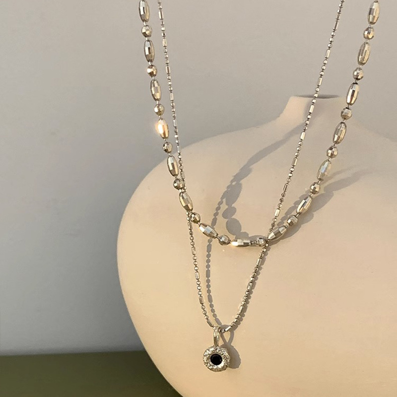 The new 2023 silver and black zircon necklace for women, featuring a retro, simple, light luxury and niche layering collarbone chain in an ins style Application Scenario