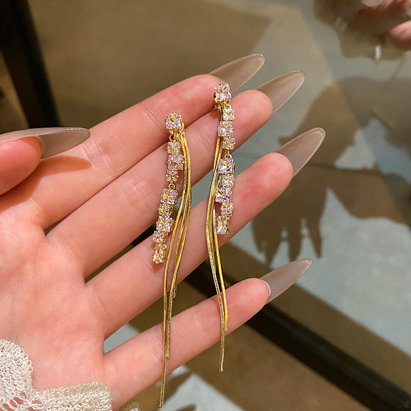 Exquisite zircon tassel earrings for women, 2025 new style, light luxury and elegant ladylike earrings, high-end long slimming earrings full figure