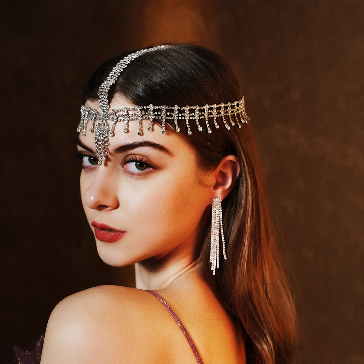 European and American fashionable and personalized ball hair accessories, light luxury water diamond eyebrow center pendant hair band, exaggerated multi-layer layering, elegant styled hair chain Application Scenario