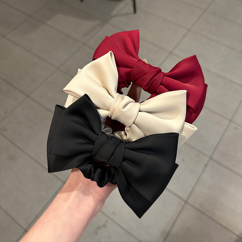 The popular "fugitive princess" has a bow tie, a large intestine hair band, a hair tie, a high-end feminine charm, a ponytail, a leather band, a hair tie and a hair accessory full figure