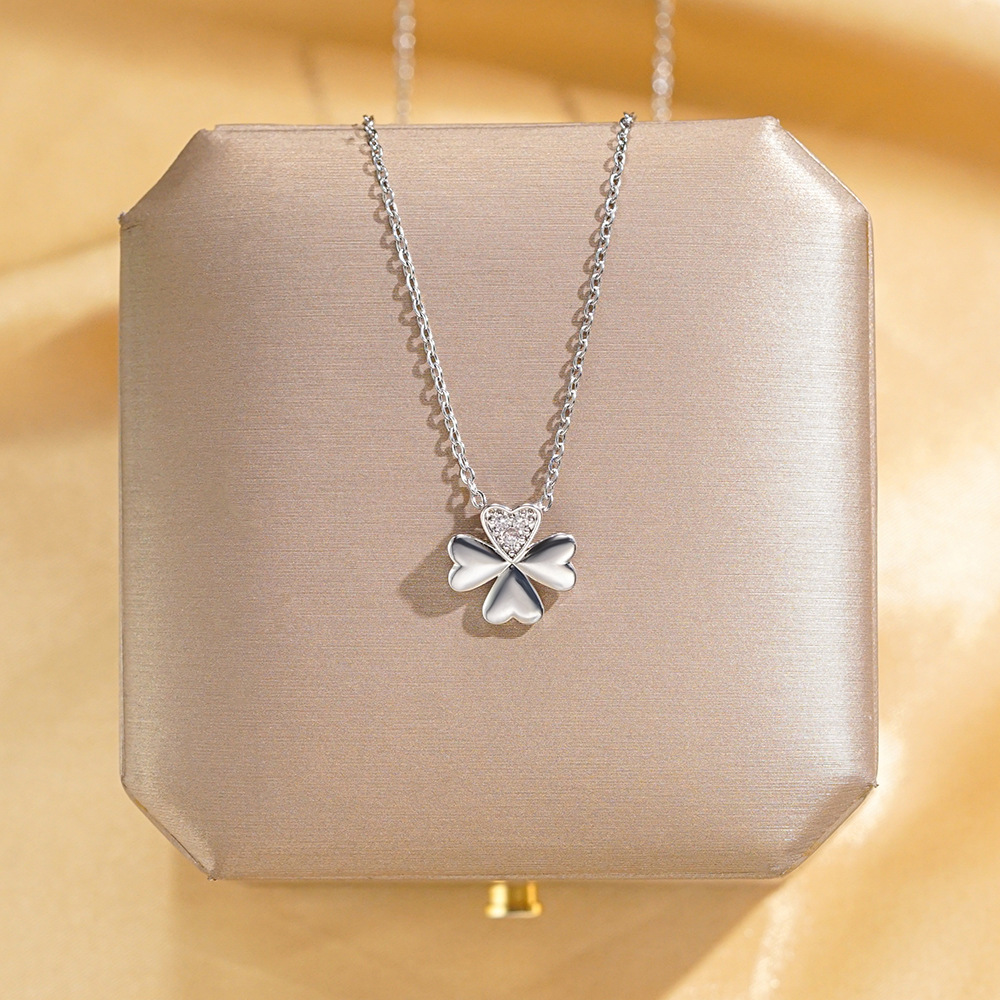 A Japanese and Korean style four-heart-shaped four-leaf clover titanium steel necklace for women, a simple silver diamond-encrusted collarbone chain, a niche internet-famous accessory full figure