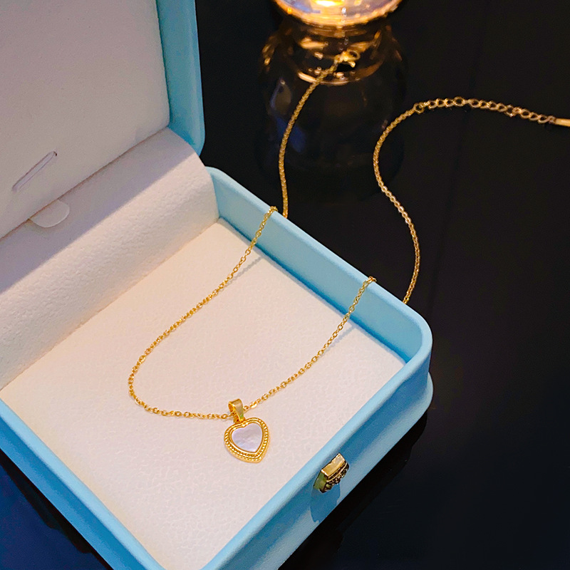 Genuine gold electroplated natural shell heart-shaped necklace, a niche design for women, light luxury collarbone chain, titanium steel flower edge heart-shaped pendant Specification drawing