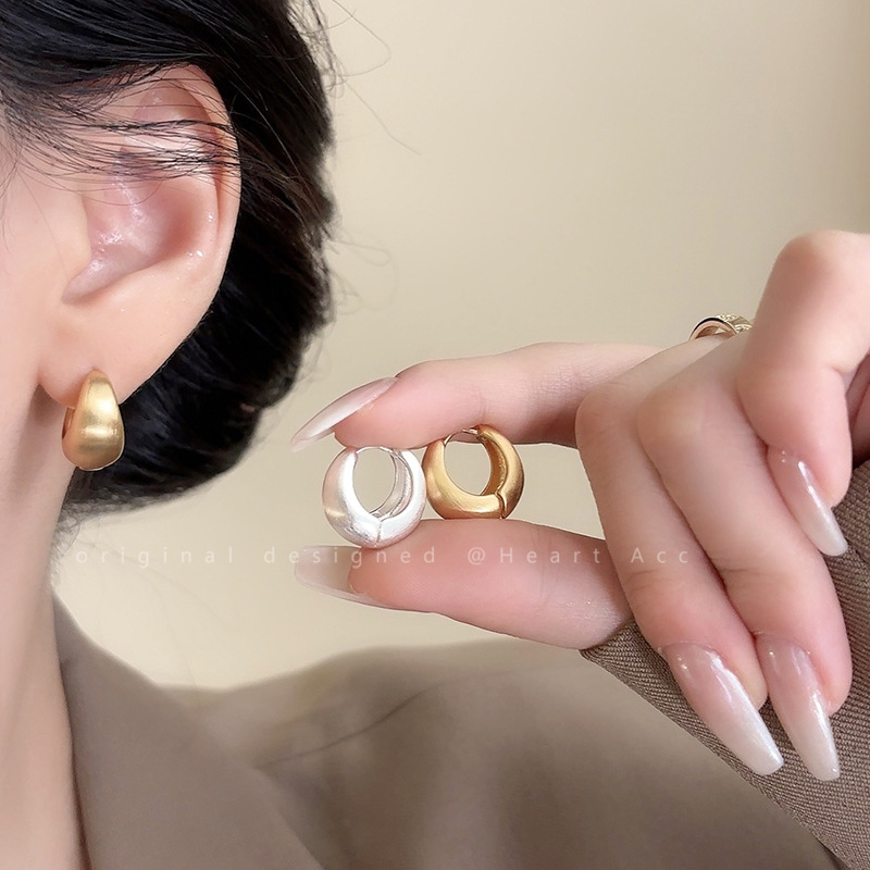 Brushed and frosted round ear buckles for women, a new 2024 style of light luxury, simple and high-end earrings, a versatile and best-selling accessory Specification drawing