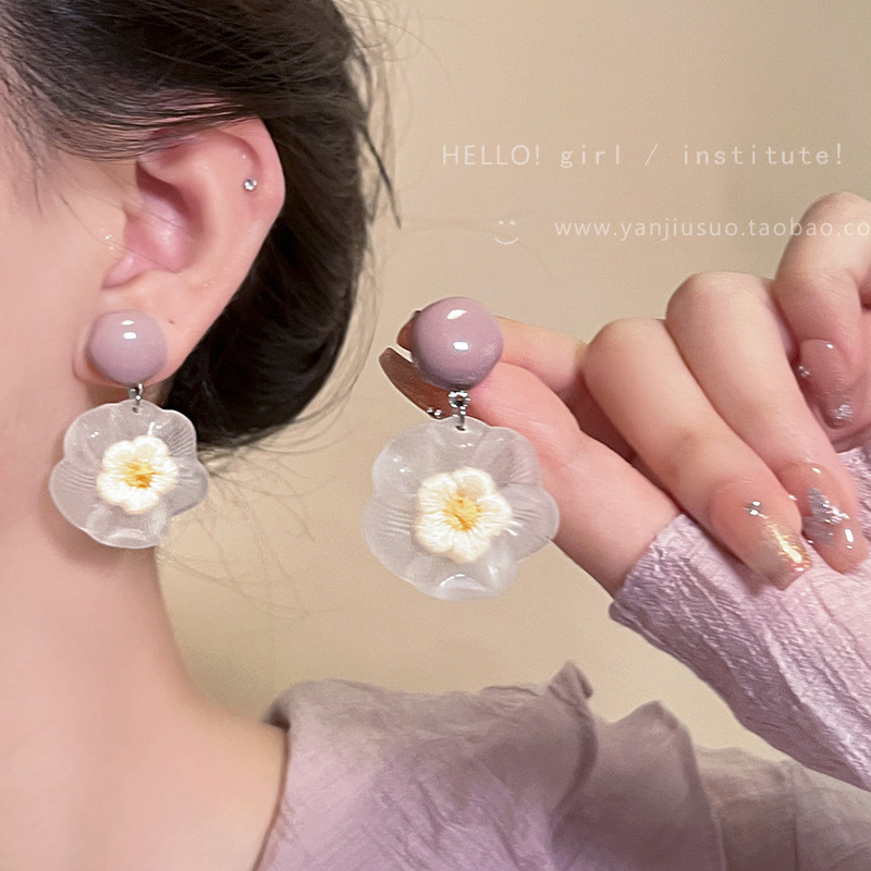 Transparent flower earrings suitable for summer, unique and unique for women, round face slimming, exaggerated earrings, and high-end stud earrings full figure