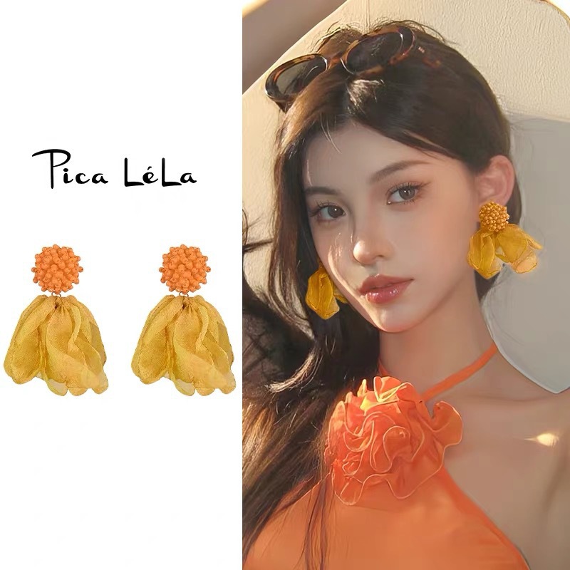 Super fairy-like chiffon flower earrings for women, a new bestseller in 2025, high-end stud earrings, and elegant seaside vacation style earrings Application Scenario