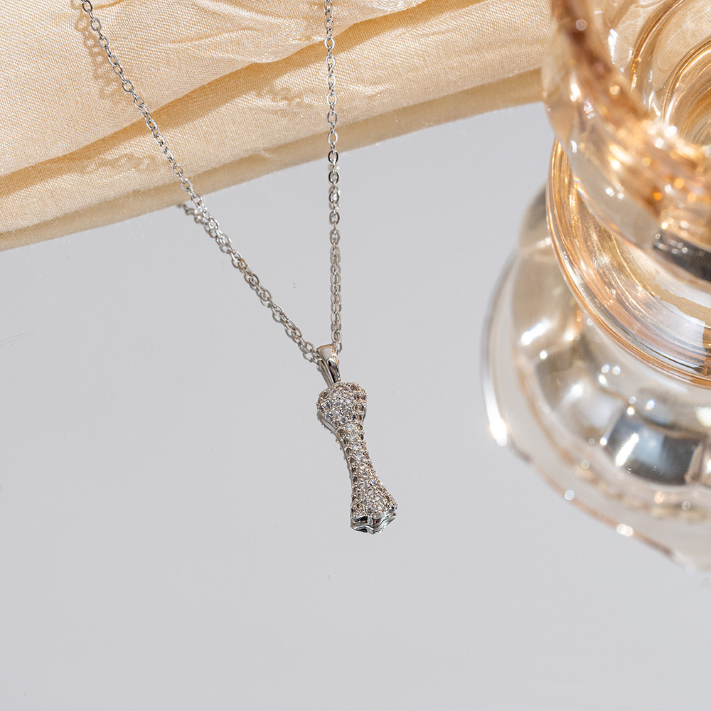 The same style as Xiaohongshu, the slightly studded zircon bone pendant collarbone chain, simple and versatile titanium steel necklace for women wholesale Application Scenario
