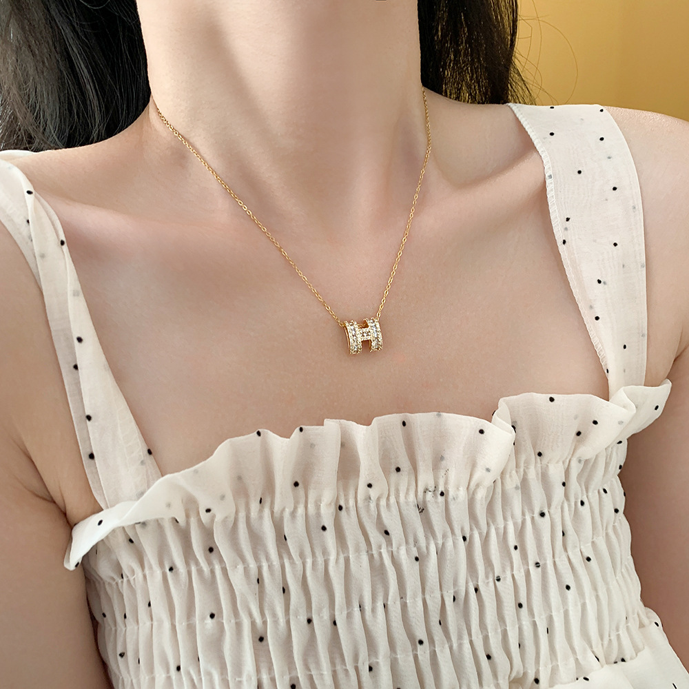 High-end full-diamond letter H necklace for women, set with exquisite square zircon pendant, a popular online hit collarbone chain wholesale Application Scenario