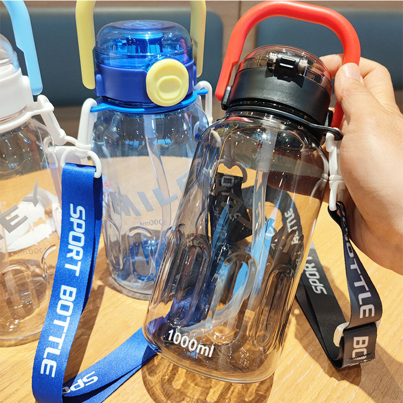 1000ml transparent plastic cup, Amazon's popular sports and fitness style, with a crossbody strap and a jumping lid straw cup Application Scenario