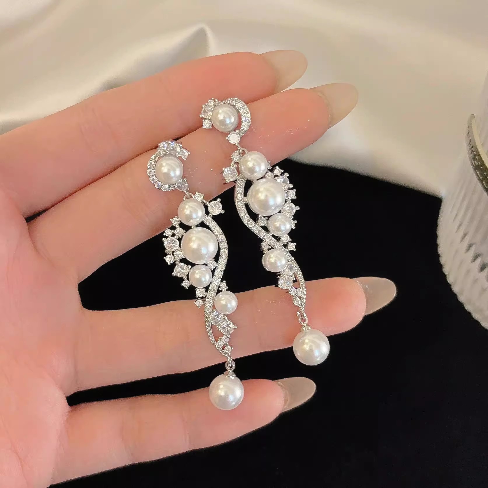 Zircon pearl tassel earrings exude a light luxury French sophistication, a niche and elegant vacation style, and are fashionable and versatile accessories details Picture