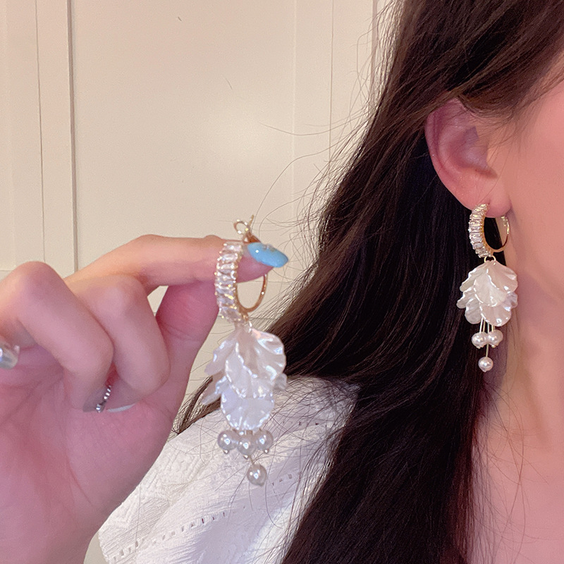 Sweet petal tassel pearl earrings for women, with a grand and fashionable European and American style. Zircon stud earrings, unique and versatile, are popular online earrings Application Scenario