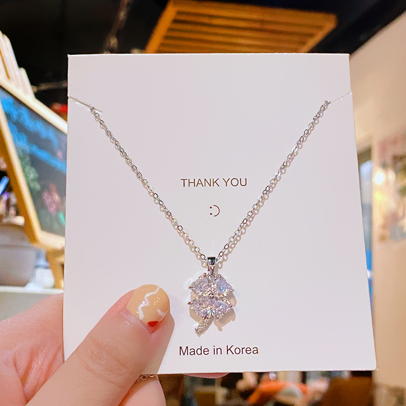 Light luxury and fashionable titanium steel necklace, versatile for women, super shiny four-leaf clover pendant, niche lucky collarbone chain wholesale Specification drawing