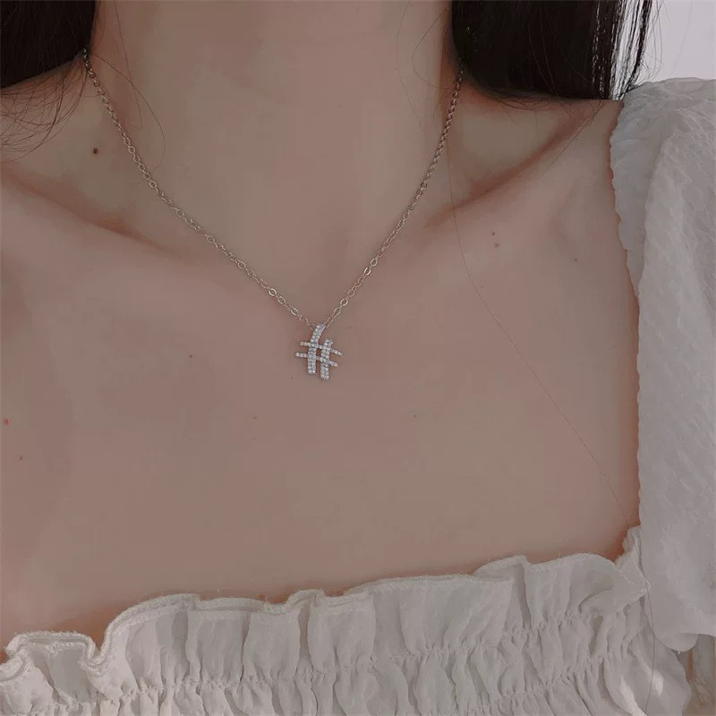 This fashionable and light luxury copper necklace with micro-inlaid diamonds exudes a feminine and high-end charm. It features a niche design and is a popular online necklace full figure
