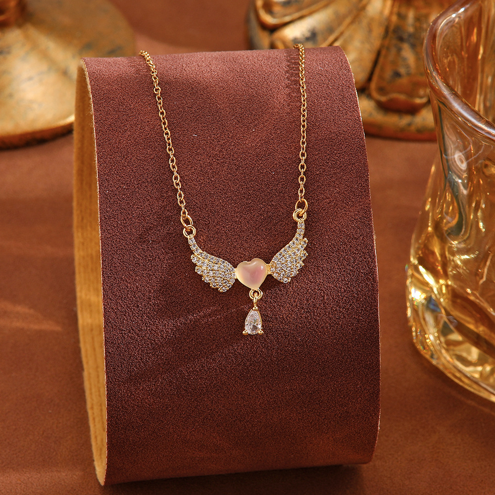 Cross-border best-selling butterfly titanium steel necklace for women, studded with diamonds, exudes an exquisite and light luxury feel. It is a diamond-encrusted collarbone chain accessory that does not fade Application Scenario