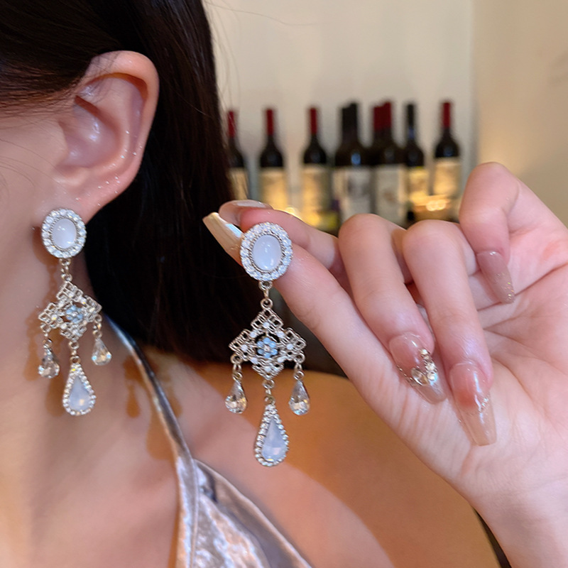 Diamond-encrusted oval water drop geometric tassel stud earrings, Korean-style light luxury high-end earrings, unique and elegant, internet-famous earrings details Picture