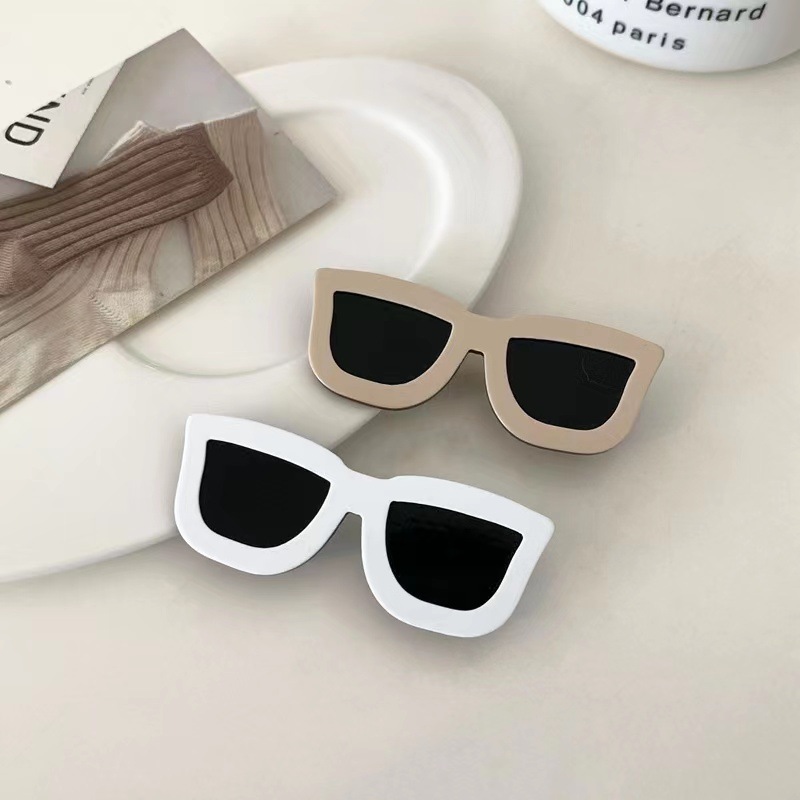 Japanese and Korean sunglasses, funny and quirky hairpins, cute and girlish, duckbill hairpins, side bangs hairpins, and trendy hair accessories full figure