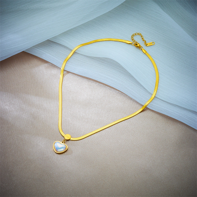 French retro heart-shaped pearl pendant necklace, a niche, light luxury, high-end and cold style accessory collarbone chain details Picture