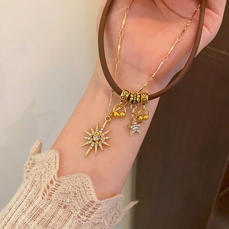 Retro American spice girl diamond-encrusted star necklace, female Maillard brown choker, stacked neck ring, double-layered sweater chain details Picture
