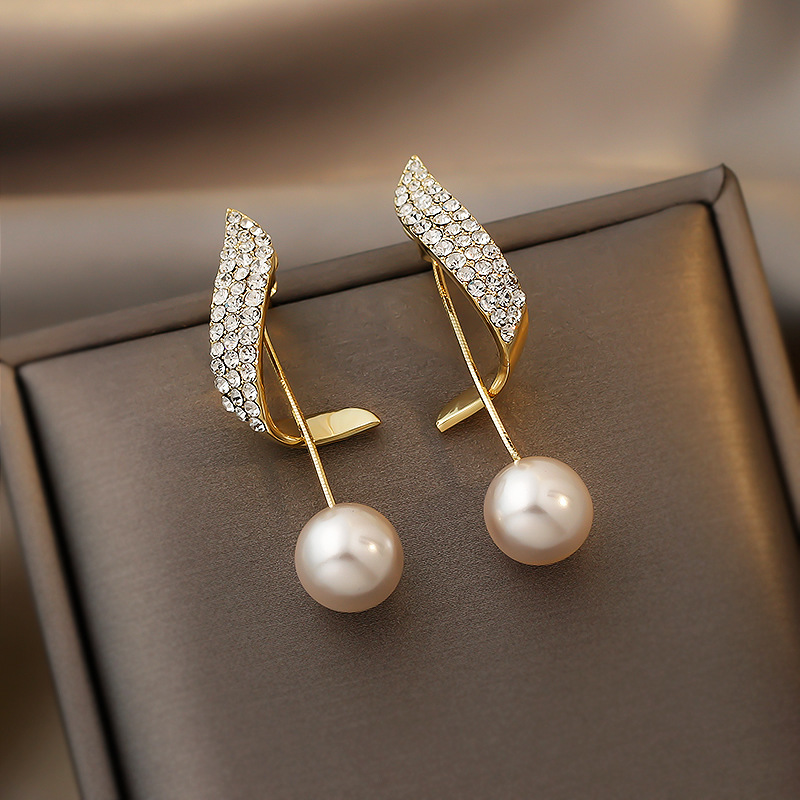 Light luxury, niche design, high-end feel earrings, new trendy pearl earrings in 2025, popular and best-selling earrings for women details Picture