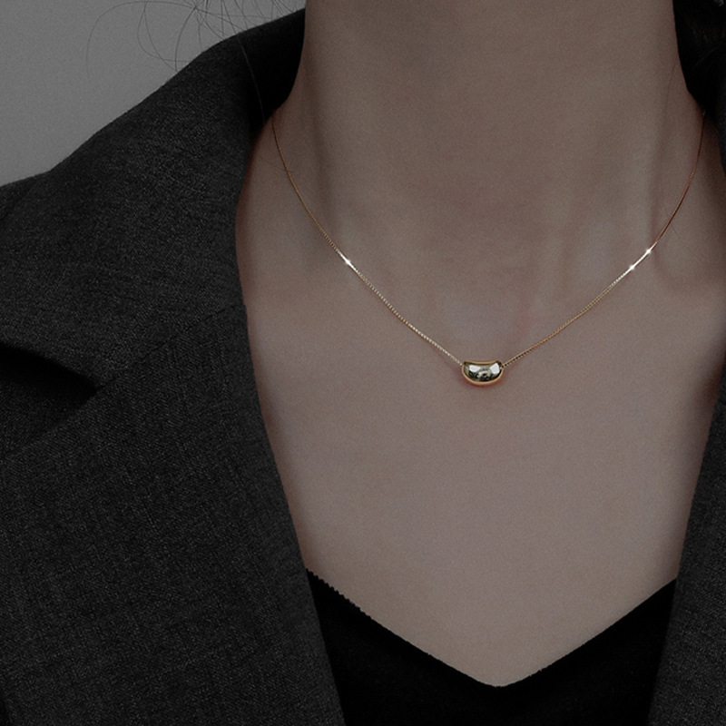 New non-fading titanium steel necklace, popular female Internet celebrity love bean pendant, collarbone chain, best-selling neck chain accessory on Instagram Douyin full figure