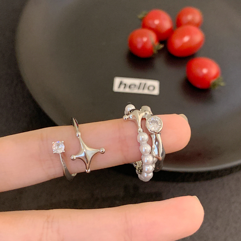 A cold and elegant pearl ring with diamonds and star rays, a trendy and fashionable European and American light luxury niche design for women Application Scenario