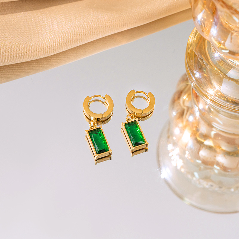 Fashionable geometric emerald, high-end titanium steel necklace, women's ear studs, niche style, design sense, blade chain, collarbone chain Application Scenario