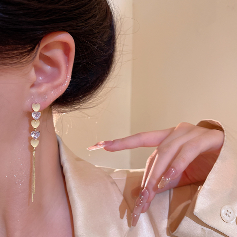 Korean light luxury cat's eye stone heart-shaped tassel earrings for women, 2025 new style, fashionable, exquisite, versatile, niche and high-end earrings Application Scenario