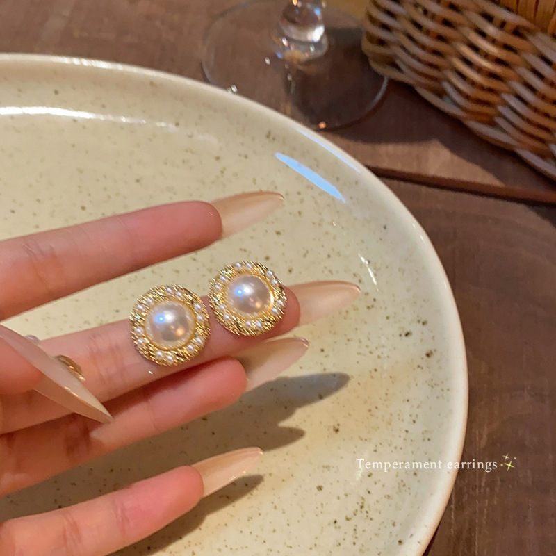 French-style pearl stud earrings for women, 2024 new bestsellers, high-end earrings, light luxury, internet-famous earrings wholesale details Picture