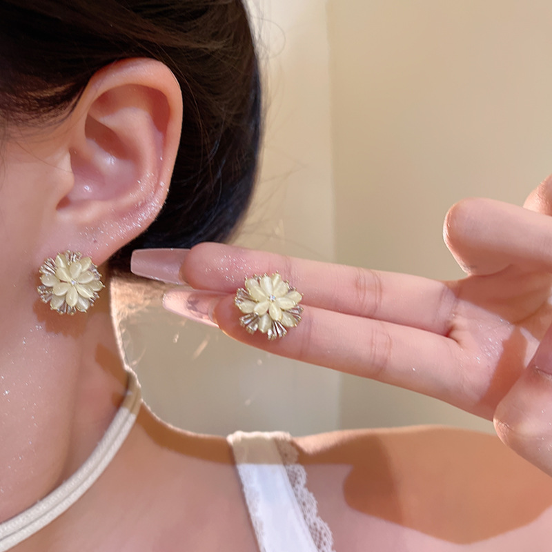 Light luxury, niche fashion, elegant and high-end zircon flower stud earrings, elegant and versatile, the same style as the popular daisies earrings details Picture