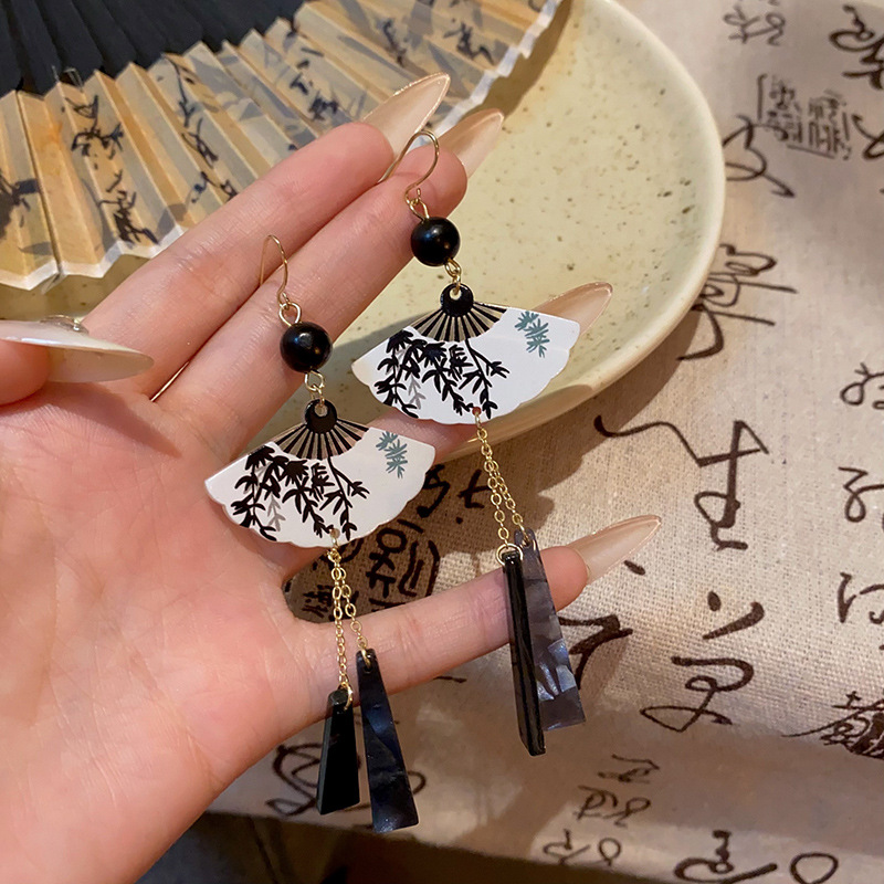 Chinese-style folding fan tassel earrings for women, new Chinese-style ancient-style fan earrings, high-end, niche and fashionable Hanfu earrings full figure
