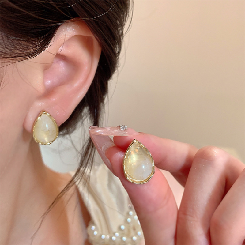 French retro cat's eye stone water drop earrings, feminine, light luxury and high-end feel, niche ear studs, elegant earrings wholesale details Picture