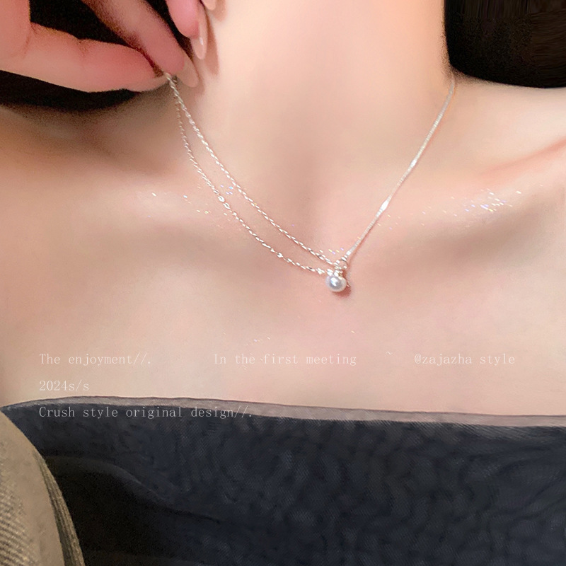 The pearl pendant necklace is a new summer style for girls. It has a cool and elegant collarbone chain and is versatile. It's a trendy accessory for layering details Picture