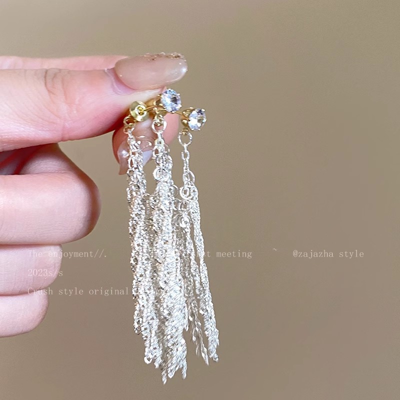 The Galaxy Waterfall tassel earrings exude a sense of feminine sophistication and a touch of light luxury. The long earrings are super dazzling and exquisite, and are exaggerated earrings that are popular among Internet celebrities Application Scenario