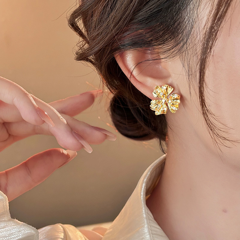 Sparkling diamond golden three-leaf flower stud earrings, high-end, niche, daily, exquisite, unique and beautiful earrings, retro earrings for women Application Scenario