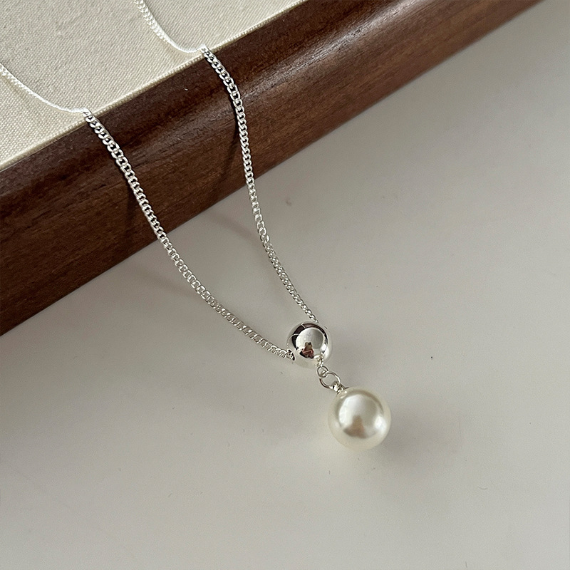 Pearl pendant necklace for women, summer, light luxury, niche design, high-end accessory, French style, versatile collarbone chain Application Scenario