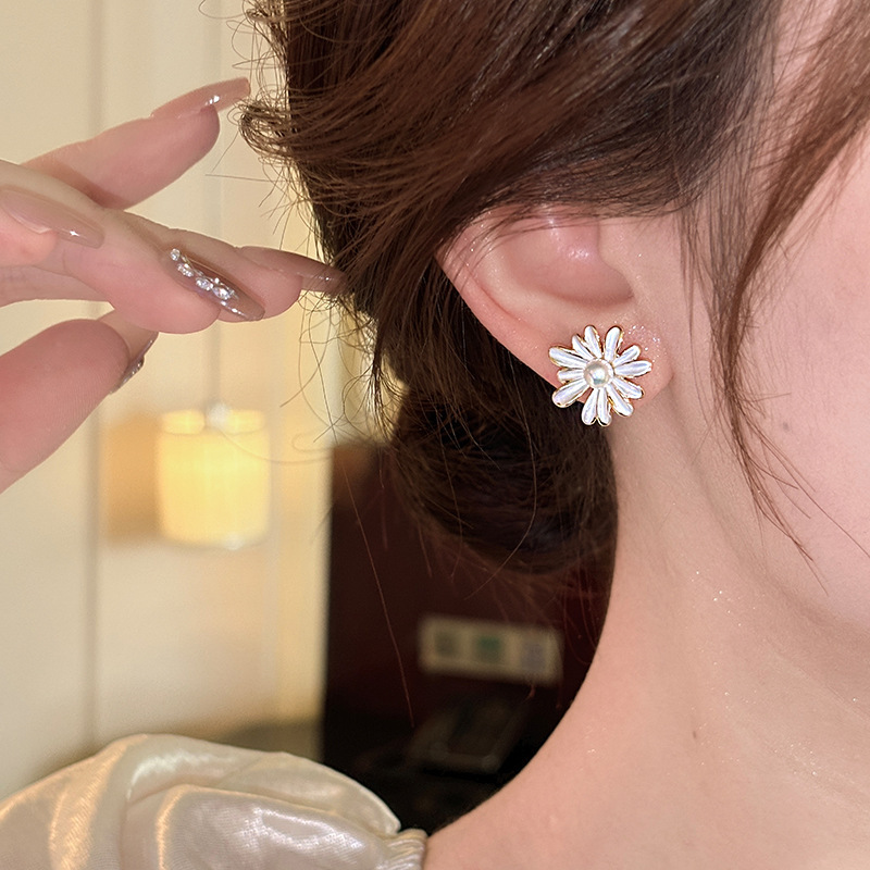 Spring gentle white flower stud earrings, versatile for commuting, sweet and artistic design, glazed small daisies, elegant earrings Application Scenario
